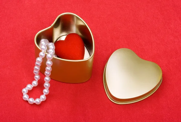 St. Valentinstag Schachtel mit Herz und Perlen — Stockfoto