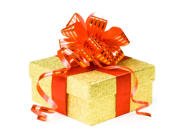 Caixa de presente de ouro com fitas vermelhas — Fotografia de Stock