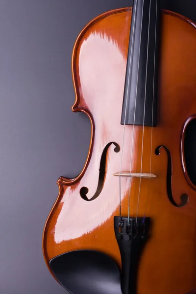 Violin på en mörk skrivbord — Stockfoto