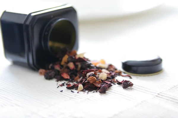 Hojas de té premium y caja de té — Foto de Stock