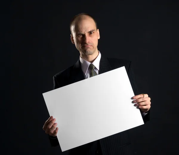 Mann mit leerem Schild vor sich — Stockfoto