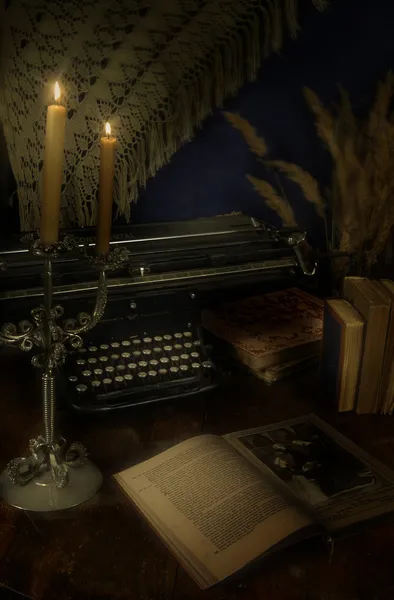 Schreibmaschine, Kerzenständer und altes Buch — Stockfoto