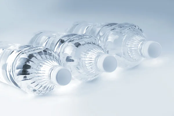 Plastikflaschen mit Wasser — Stockfoto