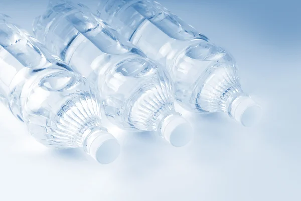 Flaskor med vatten — Stockfoto