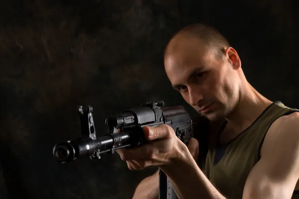 Homme avec le pistolet Kalachnikov — Photo