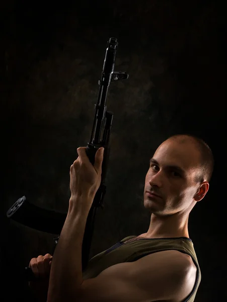 Uomo con la pistola Kalashnikov — Foto Stock