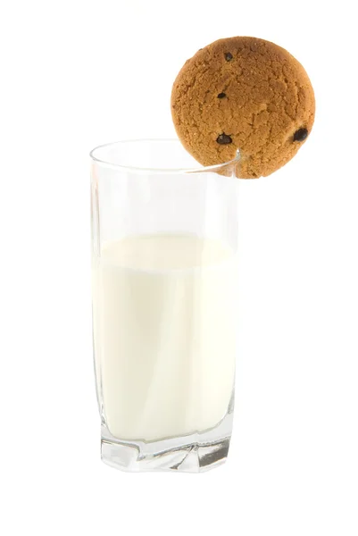 Glass of milk and chocolate chip cookie — Stock Photo, Image