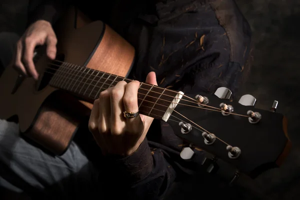 Человек, играющий на акустической гитаре — стоковое фото