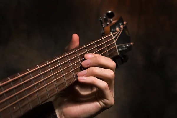Рука с гитарой — стоковое фото