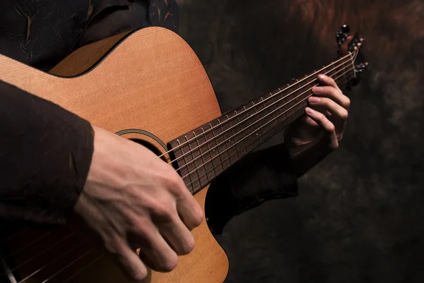 Hände mit einer Gitarre — Stockfoto