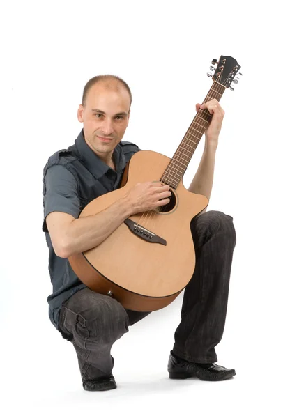Гитарист изолирован на белом — стоковое фото