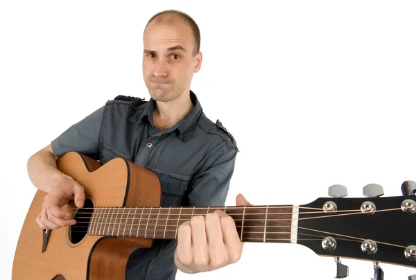 Uomo suonare la chitarra acustica — Foto Stock