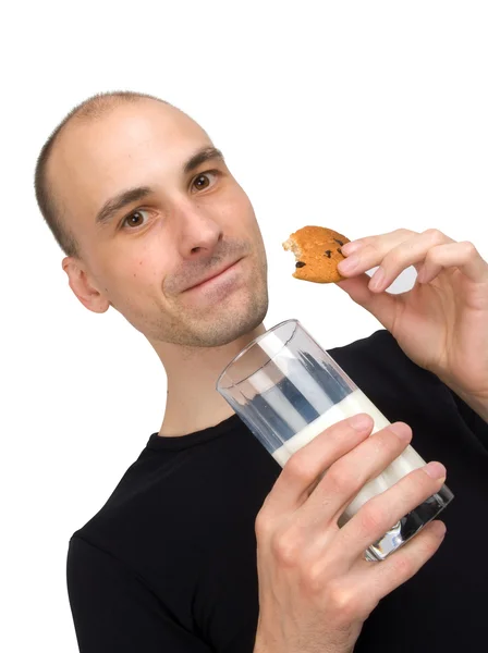 Ο άνθρωπος πίνει ένα ποτήρι γάλα. — Φωτογραφία Αρχείου