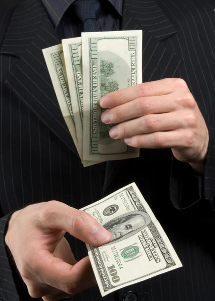 Biznesmen posiada pieniądze w ręce — Zdjęcie stockowe