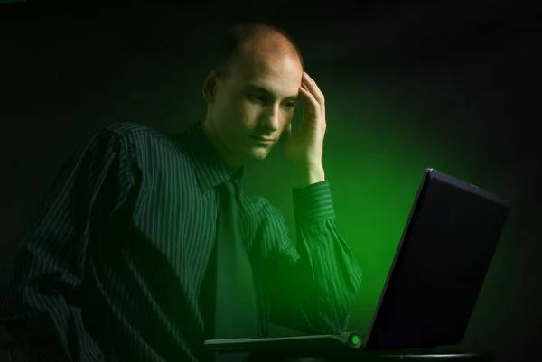 Affärsman som arbetar med dator — Stockfoto