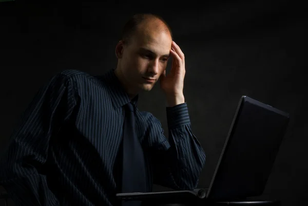 Affärsman som arbetar på sin bärbara dator — Stockfoto