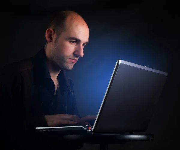 Affärsman som arbetar på sin laptop — Stockfoto