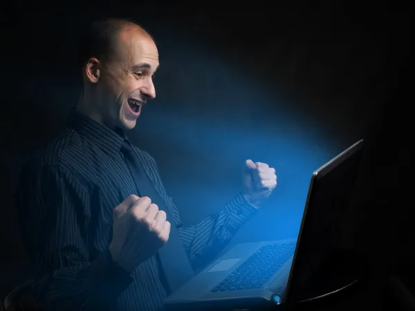 Hombre de negocios feliz con portátil — Foto de Stock