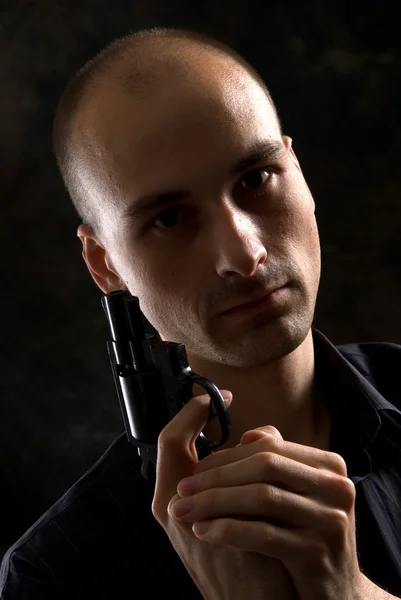 Masculino segurando uma arma — Fotografia de Stock