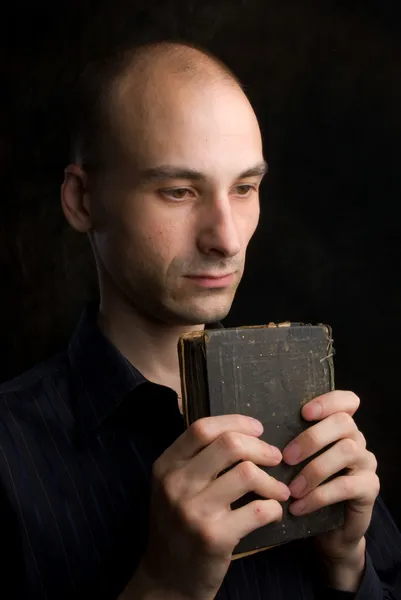 Niski klucz portret młodego człowieka modląc się — Zdjęcie stockowe