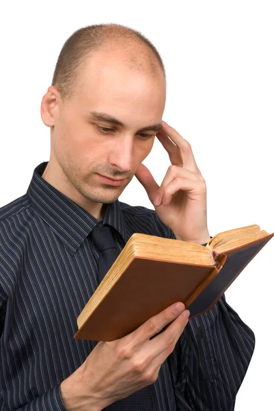 Νεαρός άνδρας διαβάζει βιβλίο — Φωτογραφία Αρχείου