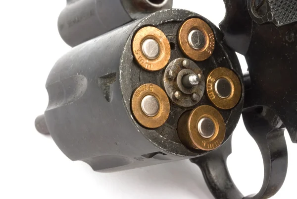Primo piano vecchio revolver con proiettili — Foto Stock