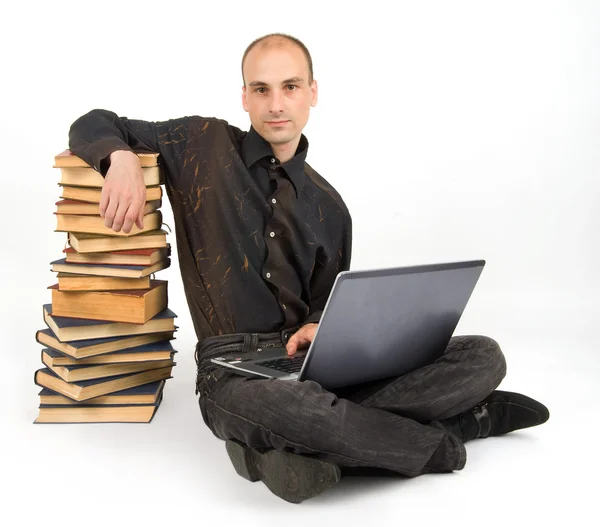 Άνθρωπος με βιβλία και φορητό υπολογιστή — Φωτογραφία Αρχείου