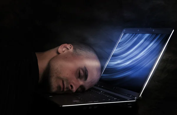 Człowiek śpi na swoim laptopie — Zdjęcie stockowe