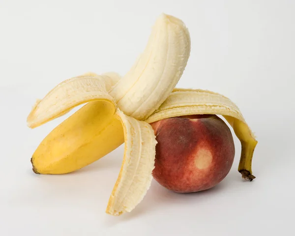 Banana e pêssego — Fotografia de Stock