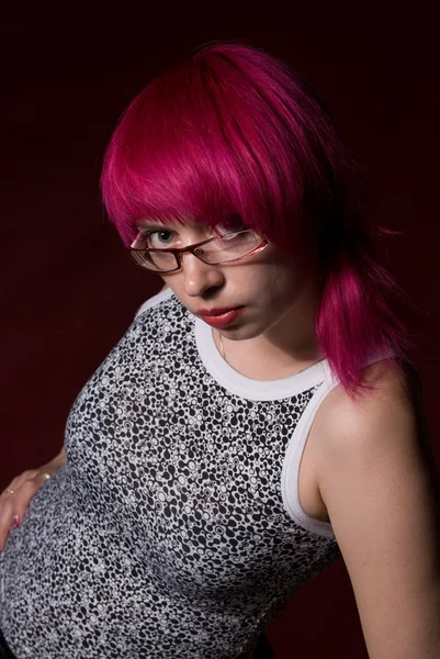 Attraente viola dai capelli ragazza in occhiali — Foto Stock