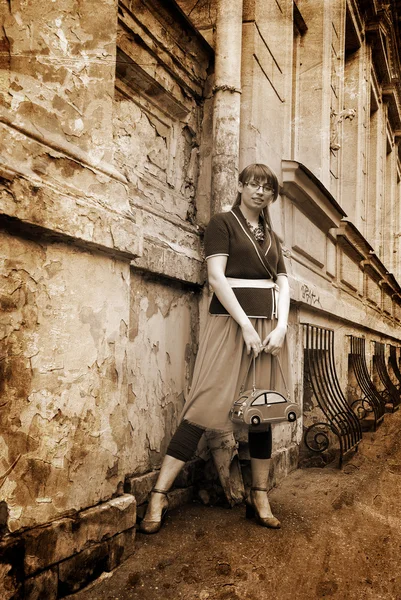 Girl beside old house — Stock Photo, Image