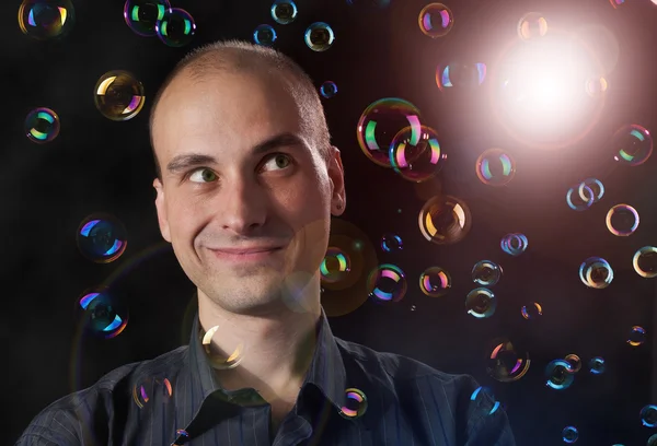 Hombre con burbujas de jabón —  Fotos de Stock