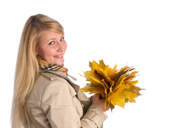 Kobieta z żółtymi liśćmi — Zdjęcie stockowe