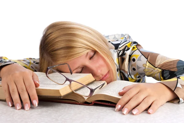 Jeune femme dormant sur des livres — Photo