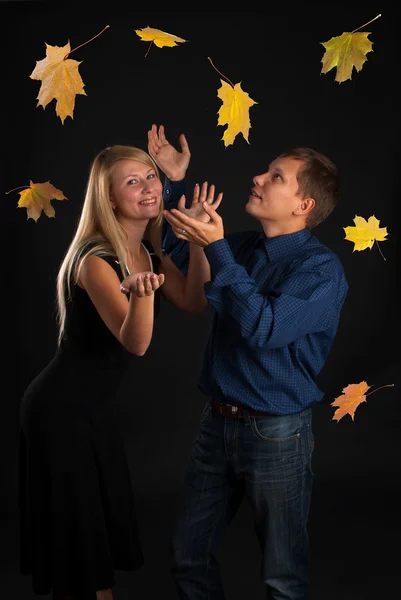 Красива жінка і чоловік і кленове листя — стокове фото