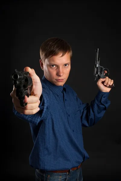Młody człowiek z dwoma pistoletami — Zdjęcie stockowe