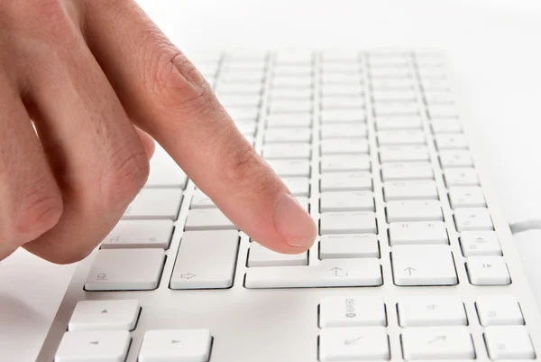 Dedo masculino pressionando teclas do computador — Fotografia de Stock