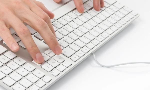 Mãos masculinas digitando em um teclado — Fotografia de Stock