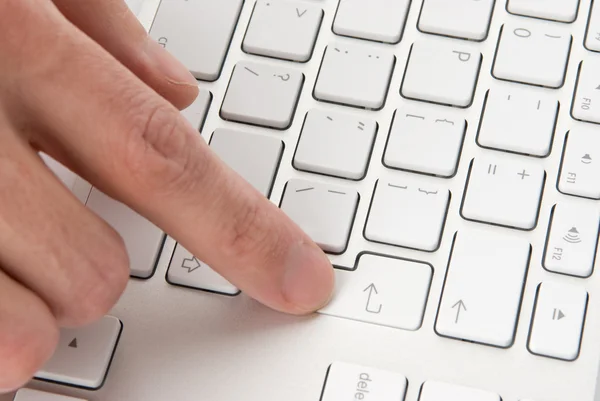 Dedo masculino presionando la tecla del ordenador —  Fotos de Stock