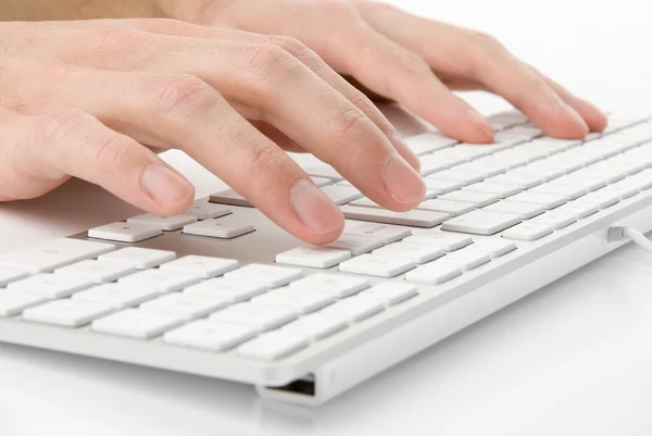 Mãos masculinas digitando em um teclado — Fotografia de Stock