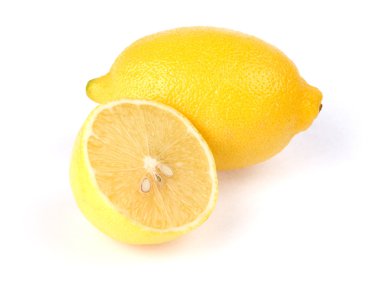 Beyaz arka planda iki limon