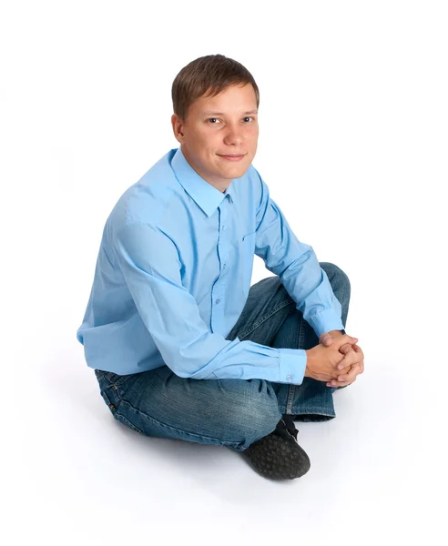 Glad ung man sitter — Stockfoto