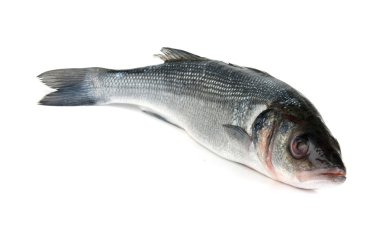 Beyaz arkaplanda çiğ balık izole edilmiş