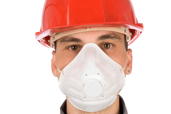 Άνθρωπος στην μια μάσκα και ένα κόκκινο ασφάλειας κράνος — Φωτογραφία Αρχείου