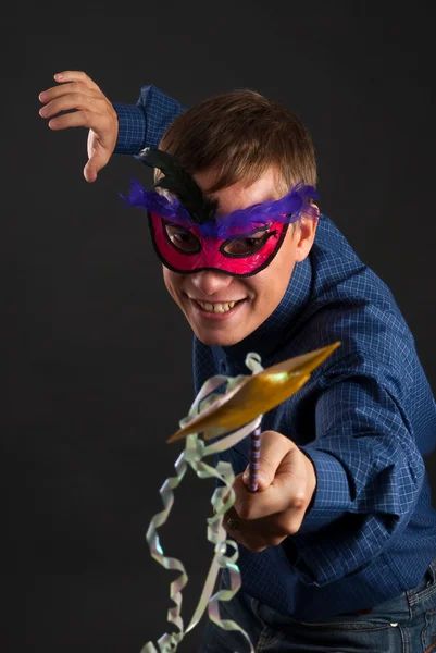 Gelukkig jonge man in een carnaval masker — Stockfoto