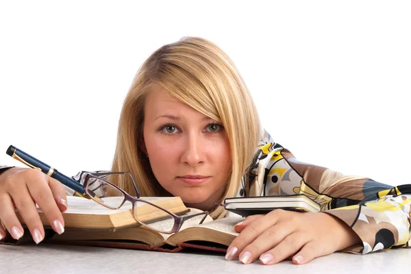 Trött student sitter med bok — Stockfoto