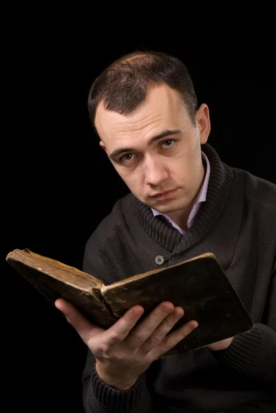 Человек, читающий антикварную книгу — стоковое фото