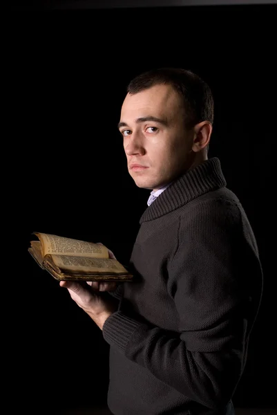 Uomo con libro antico — Foto Stock