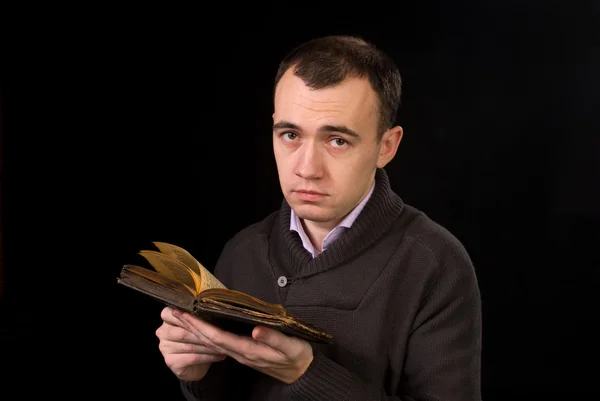 Άνθρωπος με ένα πανάρχαιο βιβλία — Φωτογραφία Αρχείου