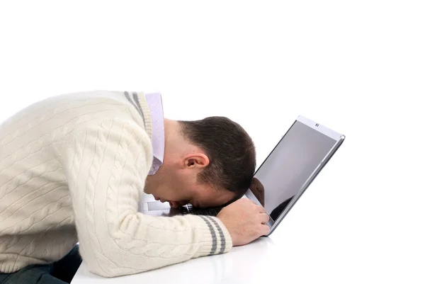 Hombre durmiendo en su portátil — Foto de Stock